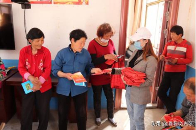 近日，渭南市华州区司法局开展普法宣传助力脱贫攻坚活动。