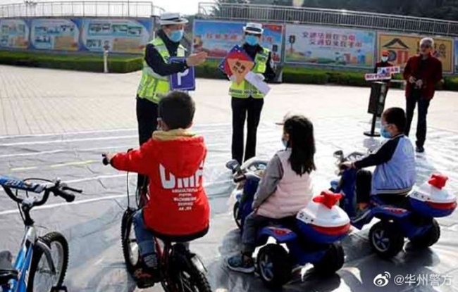 近日，渭南市公安局交警支队联合华州交警走进华州交通安全主题公园开展交安宣传活动。