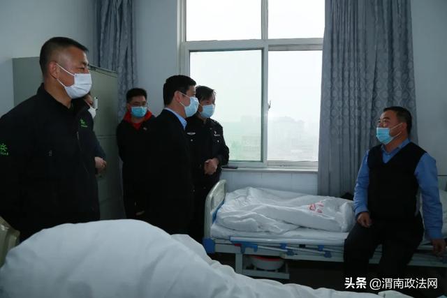 陈康一行看望慰问因公受伤民警