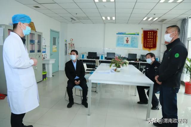 陈康一行看望慰问因公受伤民警