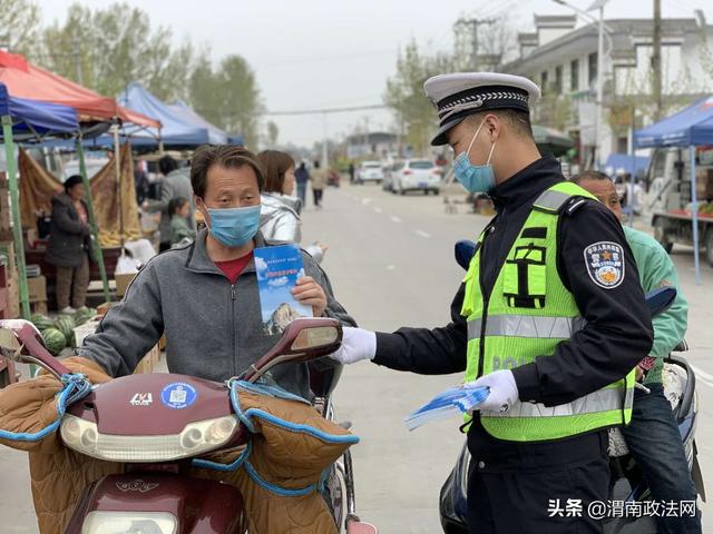 华阴交警交安宣传进集市(图)