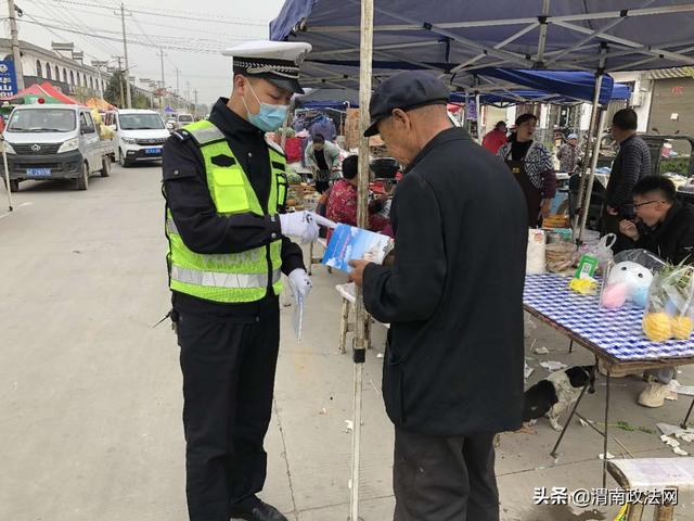 华阴交警交安宣传进集市(图)