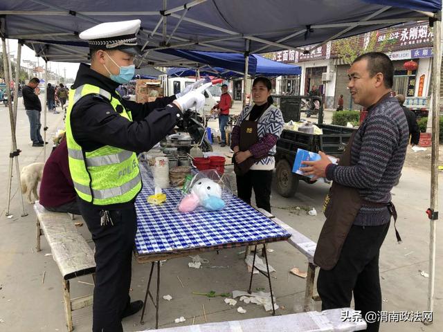 华阴交警交安宣传进集市(图)