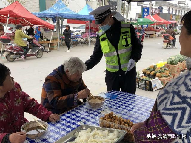华阴交警交安宣传进集市(图)