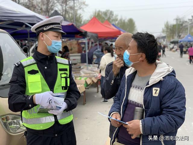 华阴交警交安宣传进集市(图)