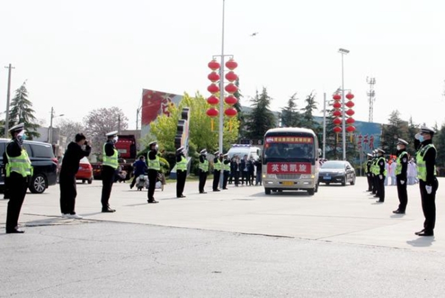 4月8日陕西省首批驰援武汉的心理援助医疗队凯旋回家，渭南市公安局交警支队临渭大队民警在高速公路出口列队迎接。