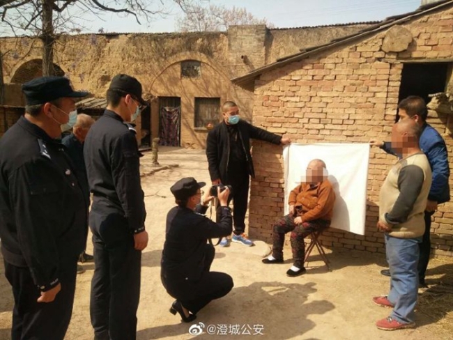 澄城公安庄头派出所民警为身患疾病的老人采集身份证照片。