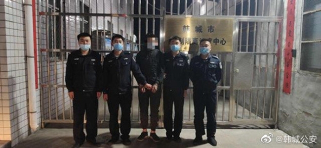 韩城公安龙门派出所民警巡逻时抓获犯罪嫌疑人。