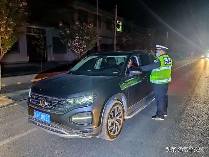 富平交警严厉查处酒驾、醉酒、无牌、无证等严重交通违法行为。