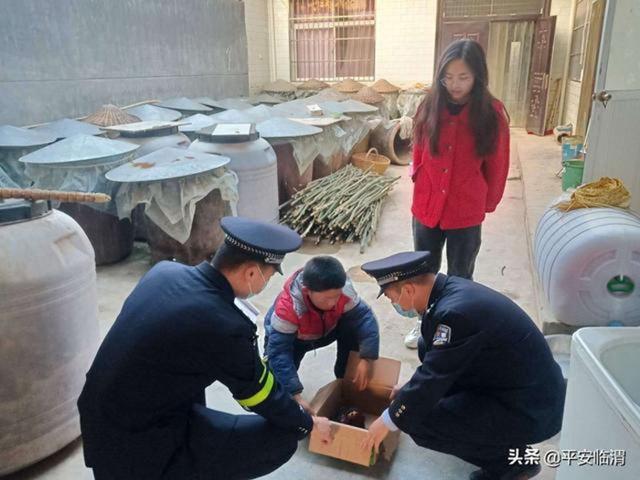 公安临渭分局三张派出所及时救助国家二级保护动物“鸳鸯”。