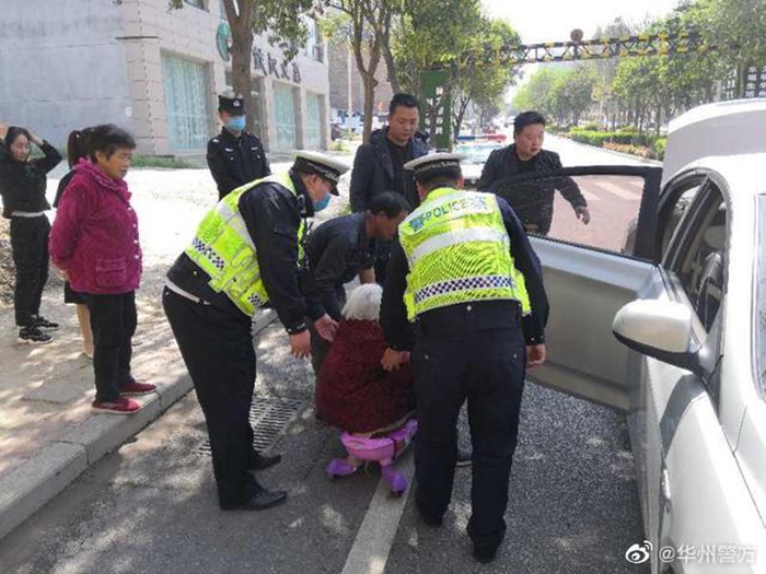 华州公安交警将老人扶起安全护送回家。