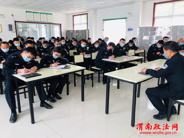 4月13日下午，渭南临渭巡特警大队组织全体民辅警在一楼餐厅聆听由民警张宏斌讲授的“驾驶车辆安全教育”课程。