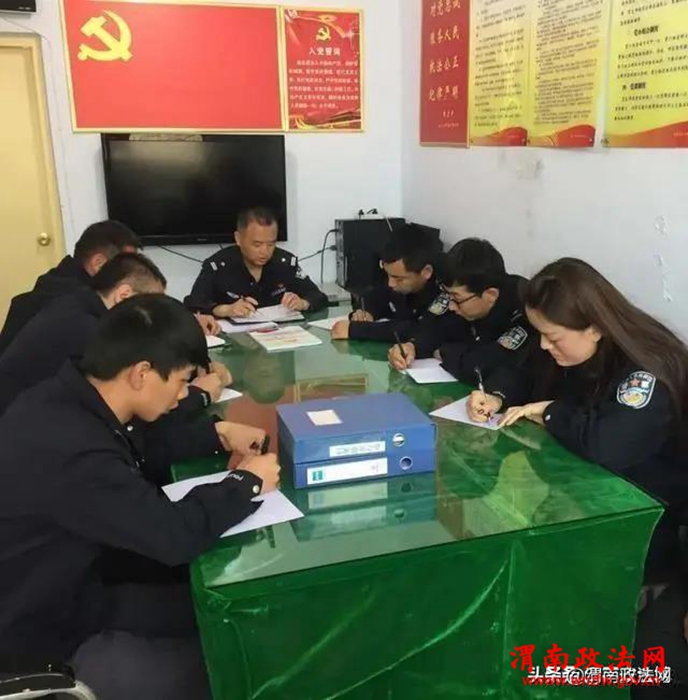 潼关公安太要派出所所长仇文宏组织民警学习《公安机关办理行政案件程序规定》，并围绕公安执法领域常用的法律法规条文理解应用、执法实务疑难问题进行“法制小课堂”培训。