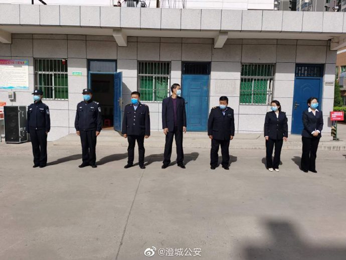 4月16日，澄城公安长宁派出所民警深入辖区实验小学开展疫情防控演练。