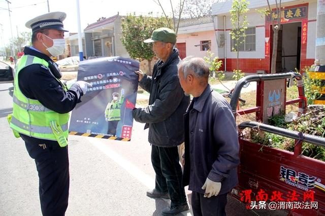 临渭交警:交安宣传进大棚(组图)