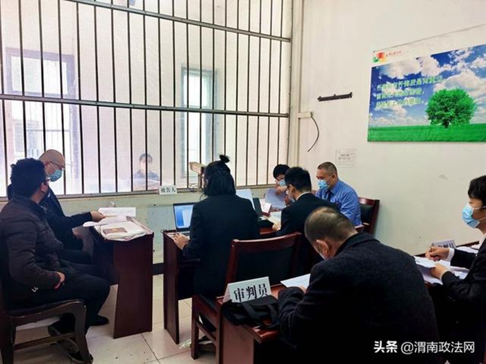 临渭法院刑事审判庭庭长赵文侠组成合议庭在临渭区看守所对张某某交通肇事一案进行了审理。