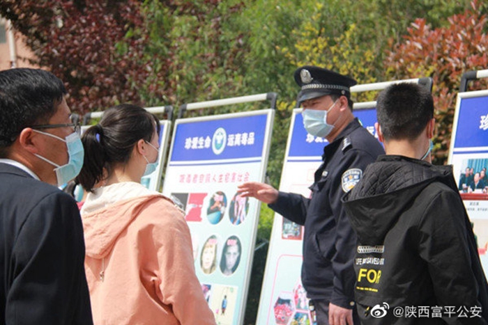 4月17日，富平公安梅家坪派出所民警走进辖区中学，以集中授课、展板宣传的形式，开展“珍爱生命，远离毒品”主题宣传活动。