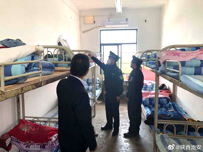 4月20日，渭南下寨镇中学小学学生返校复课，下寨派出所组织民警对校园内的消防设施进行了全面细致的检查。