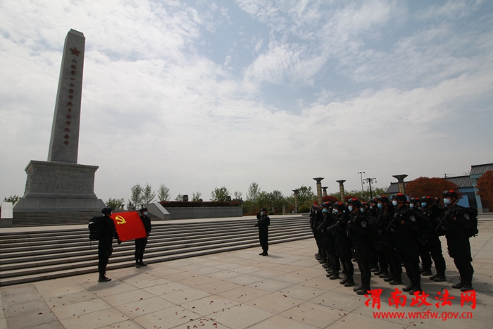 拉练队员在八路军120师抗日誓师大会纪念碑前宣誓。