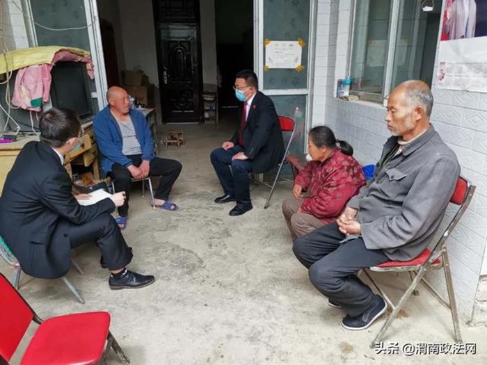 富平法院淡村法庭庭长刘永强带领干警深入贫困户家中，组织家庭成员促膝而谈。