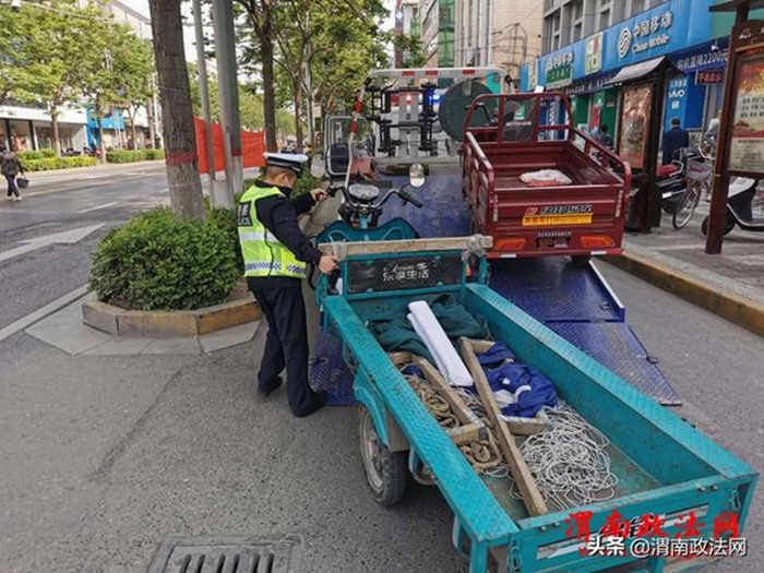 华阴交警大队持续治理车辆乱停乱放 ，确保道路安全畅通。