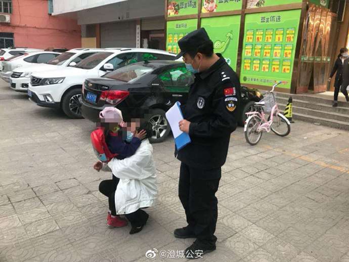 澄城公安长宁派出所民警帮助群众找到走丢的孩子。
