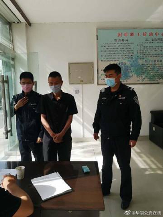 华阴公安民警为杨某购买返家的车票，将他送上回家的火车。