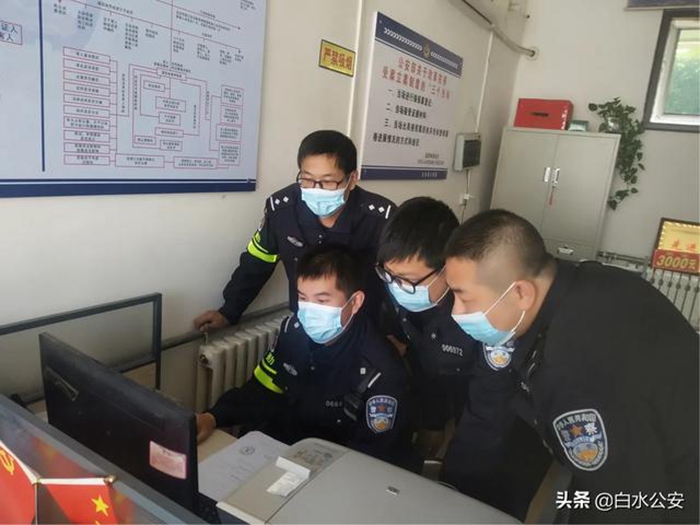 近日，白水公安杜康派出所民警王师哲带领大家学习陕西公安机关执法办案平台网页应用。