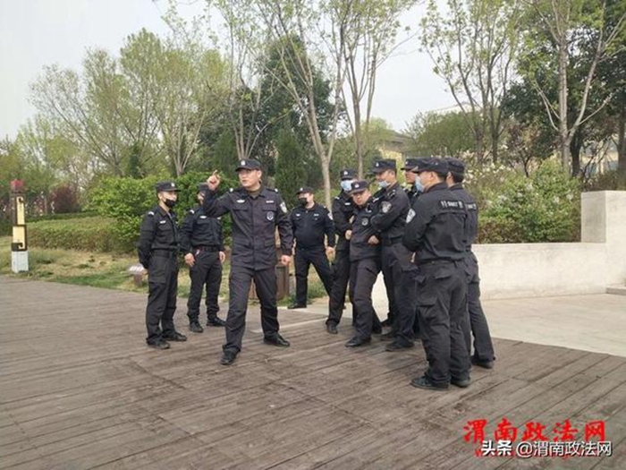 近日，韩城市公安局巡特警大队开展警务实战体能、技能练兵活动。