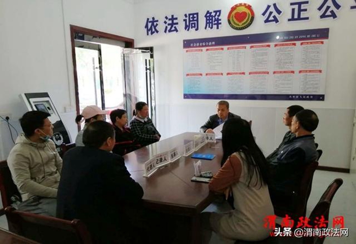 大荔县冯村司法所与当事人协调解决赡养父母的问题。