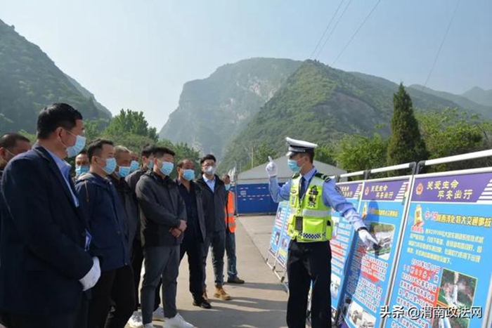 4月27日，华州交警走进华州区少华山文化旅游有限公司对25名驾驶员及游玩的旅客进行体验区现场教学。