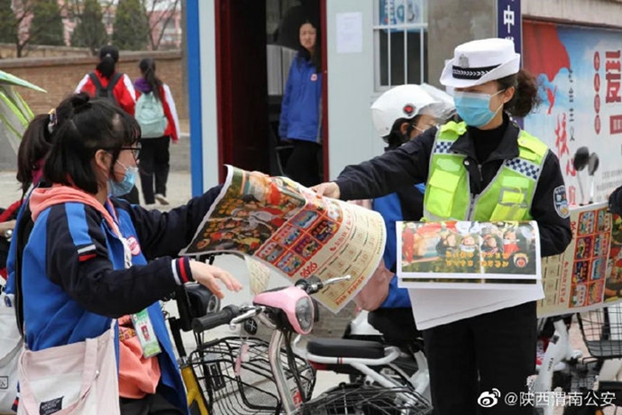 近日，合阳公安交警大队开展“一盔一带、安全常在”主题宣传活动。