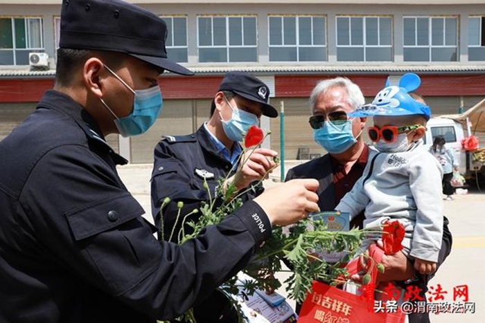 4月27日，富平民辅警利用图片和实物教授群众辨别罂粟和虞美人。