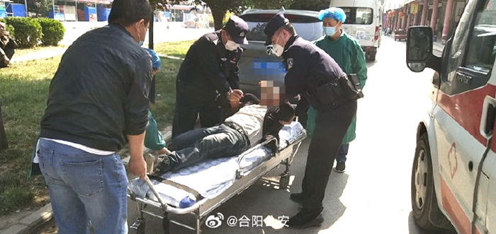 4月27日，合阳公安 九龙派出所民警与群众合力将男子抬上救护车。