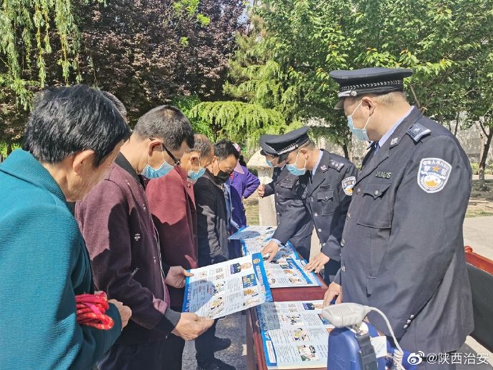 4月29日，渭南澄城长宁所民警深入辖区阳光小区，开展预防电信诈骗集中宣传活动。