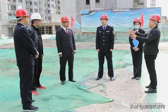 近日，合阳县人民检察院前往九龙湾施工现场，查看建筑施工企业在疫情防控期间的复工复产情况。