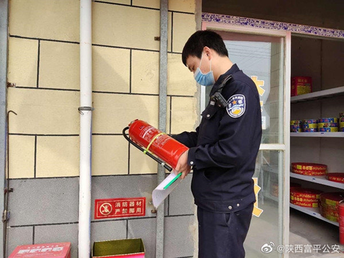 4月29日，富平公安留古所组织民警对辖区重点场所的消防设施、消防器材设备、安全管理制度落实情况进行检查。