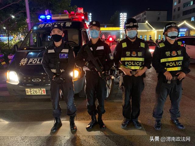 巡特警头顶烈日执勤安保 队领导深入一线督导检查(组图)