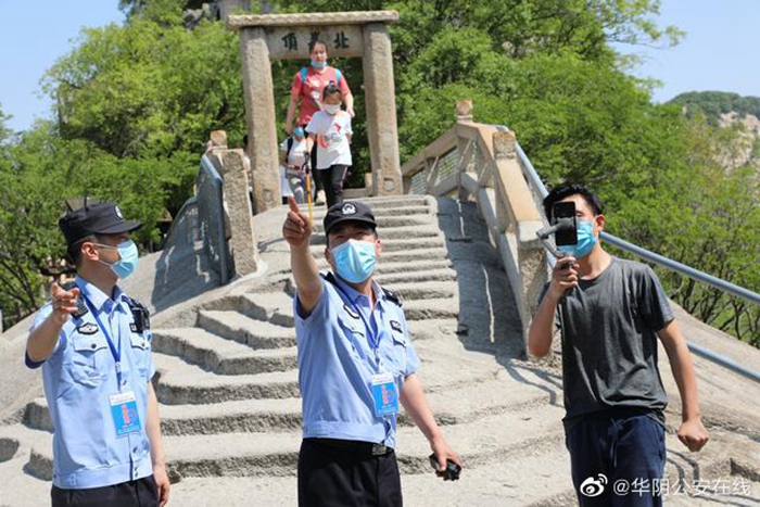  华阴公安民、辅警以自己的坚守姿态全力投入到华山景区安保执勤中。