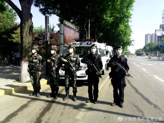 渭南市公安局临渭分局巡特警察大队加大街面巡防力度，扎实开展武装联勤，提高治安防范，震慑违法犯罪。 