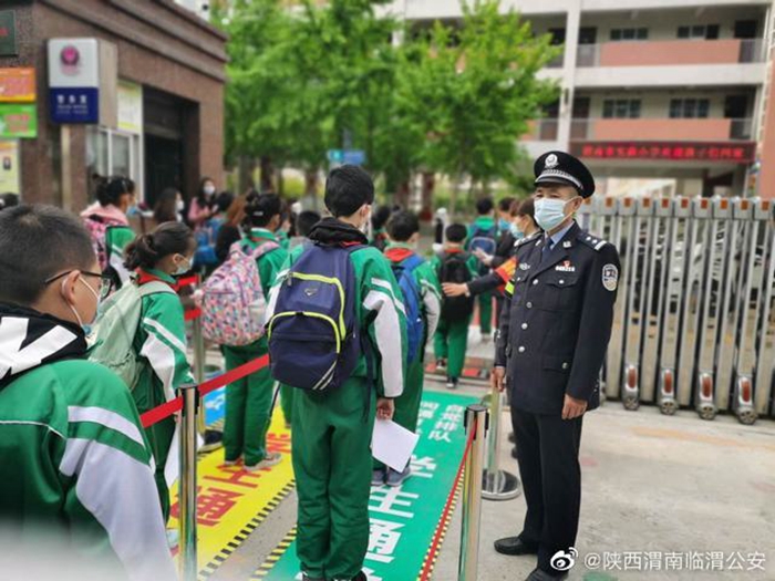 5月6 日，渭南临渭公安 杜桥所全力为辖区学生复课保驾护航 。