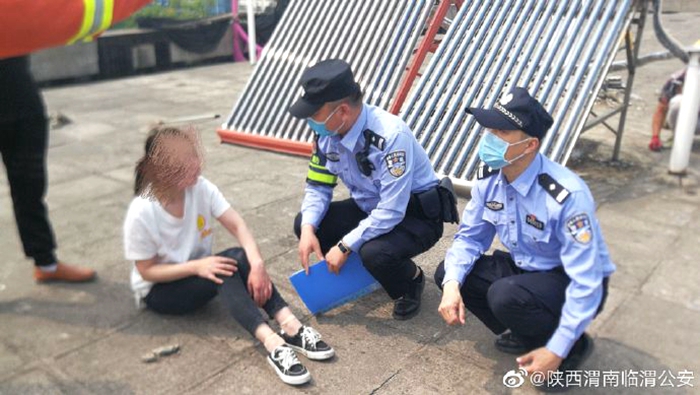 陕西渭南临渭公安站南所民警成功说服女子，将其从楼顶救下。