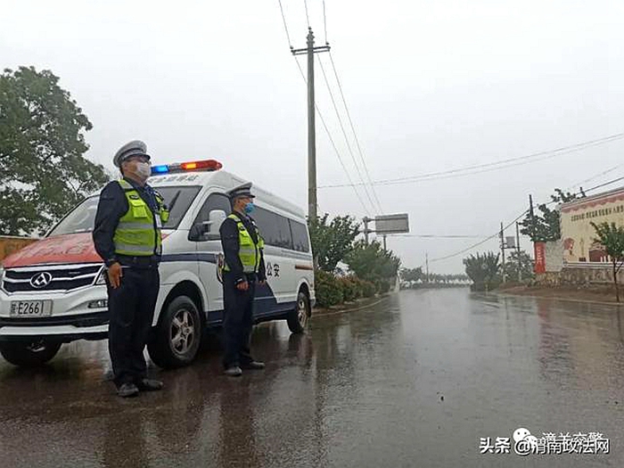 5月7日，潼关交警大队针对辖区道路开展不间断巡逻排查工作，确保交通秩序与安全。