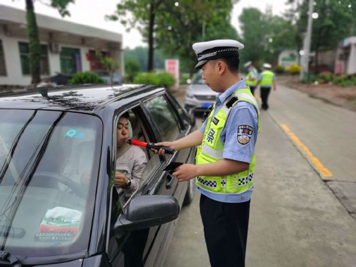 5月8日，华州大队柳枝中队严查各类交通违法行为。