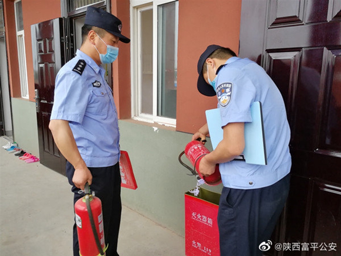 5月7日，富平公安老庙派出所积极组织警力在老庙小学开展安全隐患排查，助力复学复课。