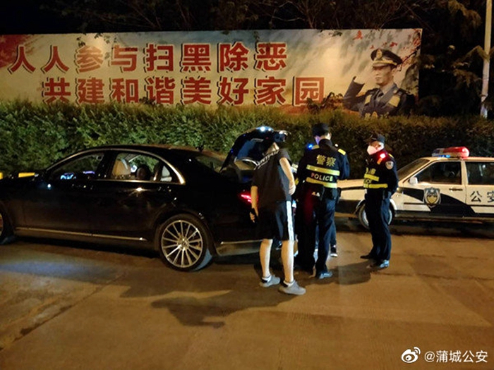 ，近日晚，蒲城公安荆姚派出所组织民辅警在辖区高速路口对车辆进行盘查。