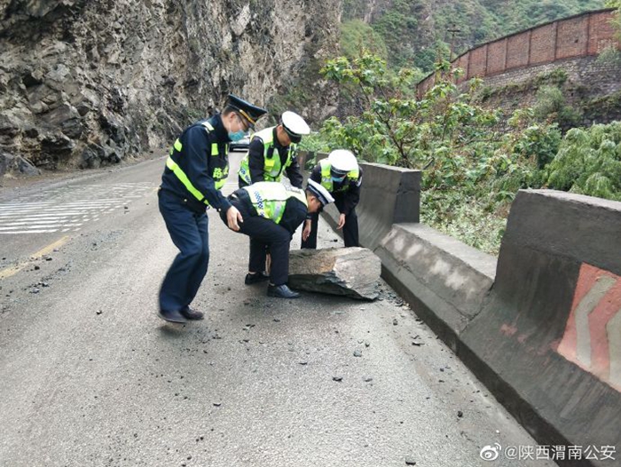 5月8日上午， 华阴公安交警与过往司机清理落石，及时消除了安全隐患。