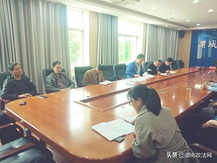 5月8日，蒲城县人民检察院第一党支部召开学习会组织学习《中国共产党和国家相关基层组织工作条例》。
