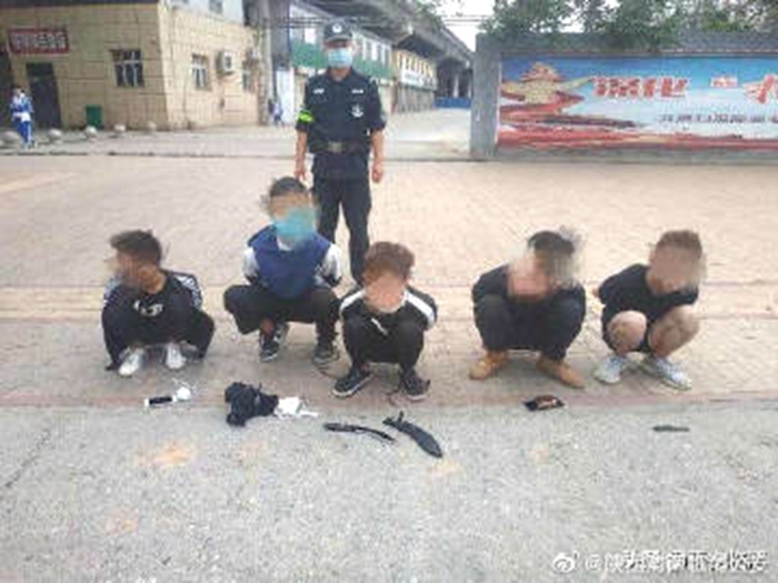 近日，临渭公安民警将5名非法携带刀具的未成年人控制。