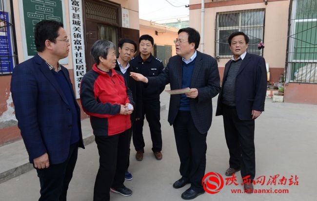 贾重新认真听取了富华社区书记王桂芳的介绍和反映的一些问题。他强调社区干部要牢固树立全心全意为居民服务的理念。记者 杨青山 摄